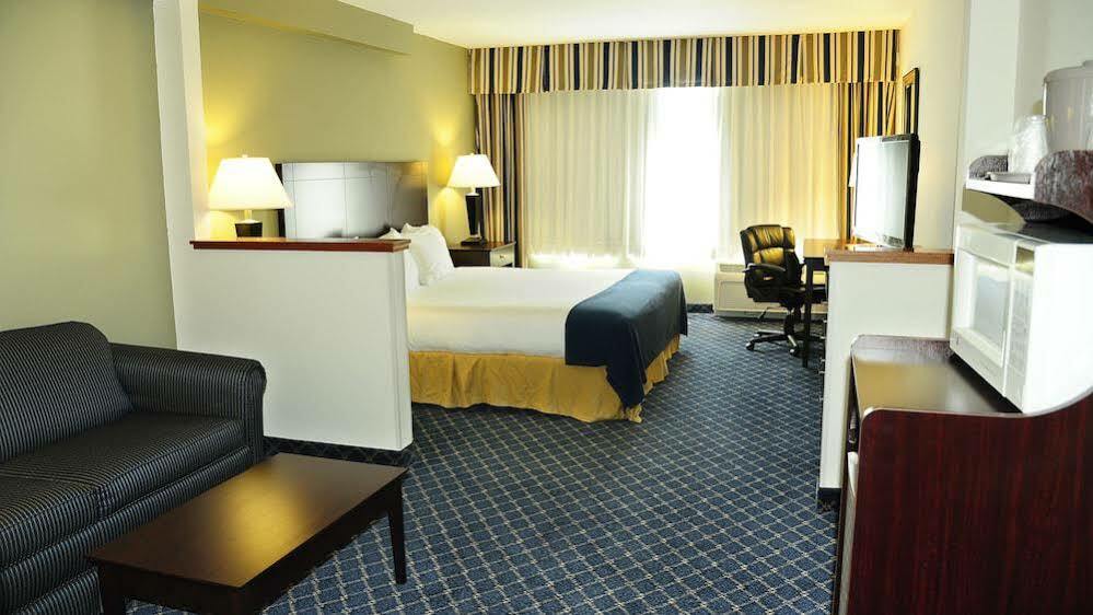 Holiday Inn Express - Delafield By Ihg Exterior photo